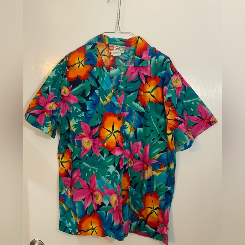 The Hawaiian original woman’s size medium button up shirt
